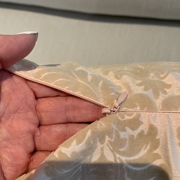 Accent pillow with feather insert - Picture 4 of 4